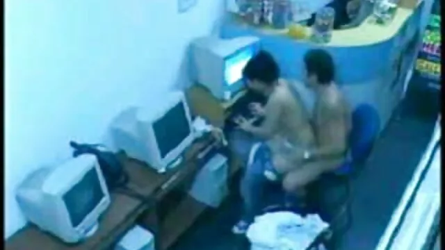 Gros mec s'amuse avec videos gay gratuits 2 prostituées asiatiques