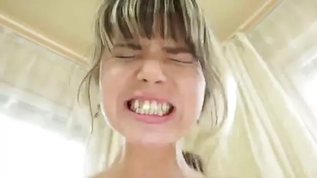 Lesbiennes Autumn Kline se nourrissent de pieds et de domination youporn video gratuite strapon