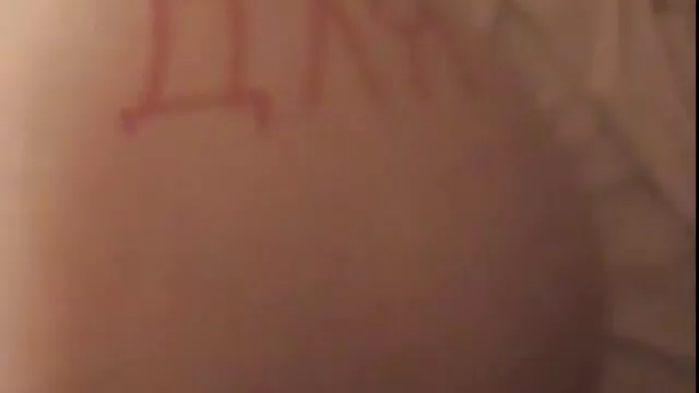 Le corps parfait de la fille aux regarder video porno gros seins accueille le sperme