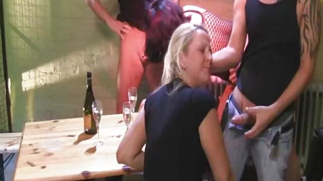 Chatte rasée vieille grand-mère avale deux bites video porno en vf