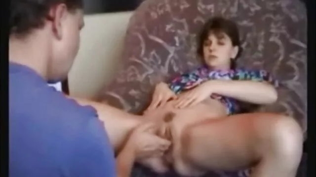 Une camgirl aux cheveux video x gratuite française roses en talons et bas se masturbe (partie 1)