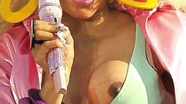 carollinne énormes gay porno gratuit seins