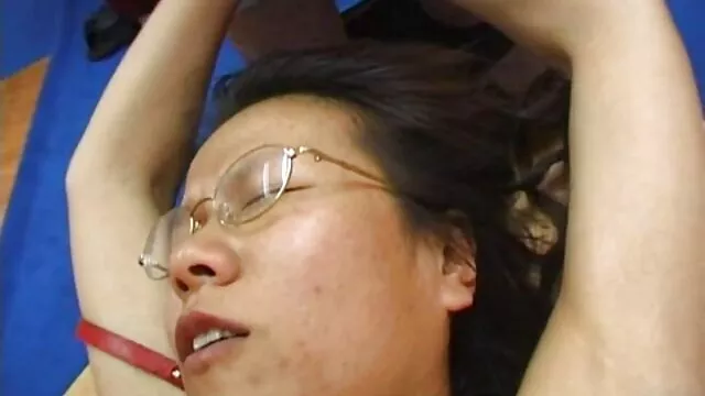 Ado asiatique mignonne donnant une pipe dans une film erotique porno francais voiture