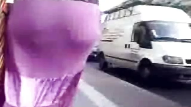 Allonge-toi pour que je puisse mettre mes pieds dans pornon gratuit ton visage