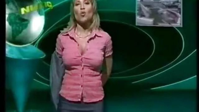Barbara Durkin dans une video sex arab gratuit jupe très courte