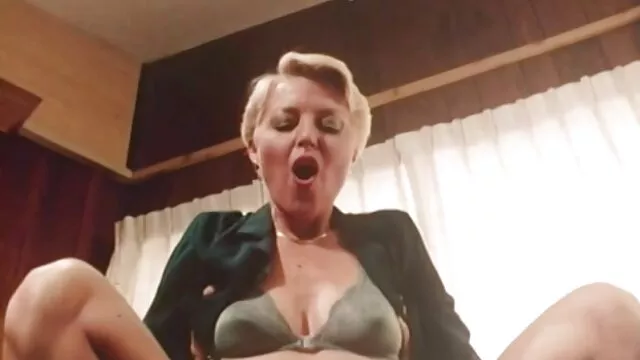 Les lesbiennes lickers Nikki Benz et video sex tu kiff Alektra Blue Tongue baisent pour jouir