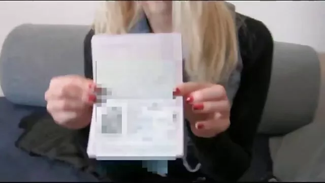 La blonde aux gros seins Mery Monro se nourrit de sperme après une baise site de films porno gratuit anale