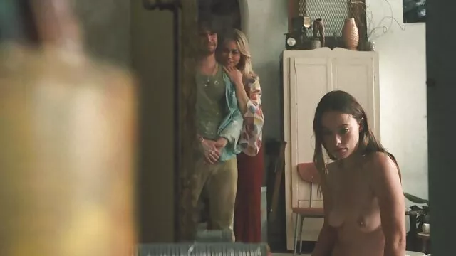 Babe solo potelée utilisant des jouets films x gays gratuit pour jouir dur