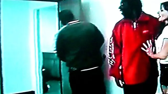Une video gay gratuit femme blonde trompe pour l'énorme bite noire de Blackzilla